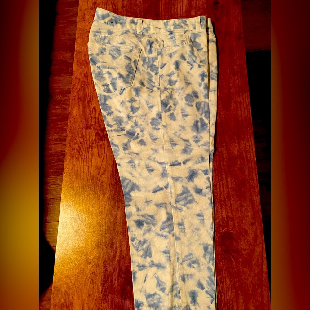 Very cute two-tone Capri pants